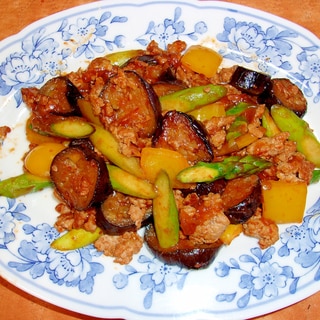 アスパラ・長茄子・豚ひき肉のピリ辛炒め物